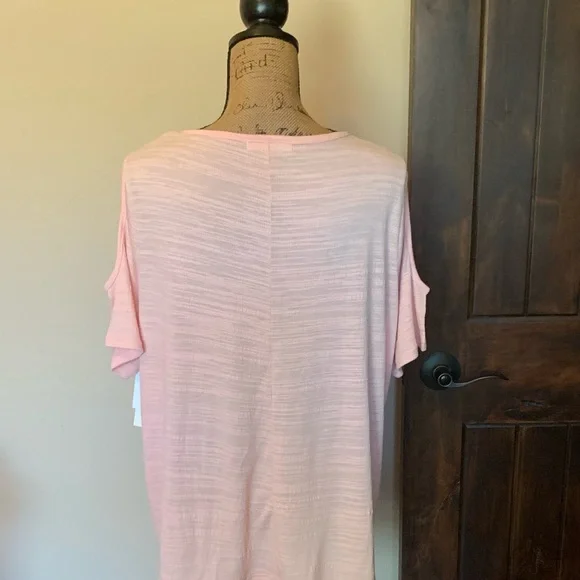 LAST ONE! HOST PICK! Pretty pink cold shoulder plus top-New! - Picture 4 of 4